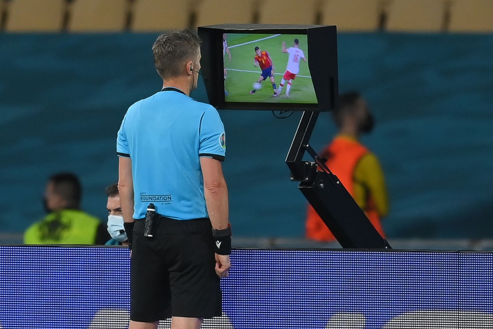 Wasit Italia Daniele Orsato memeriksa VAR sebelum mengambil keputusan pada pertandingan sepak bola Grup E UEFA EURO 2020.  AFP/DAVID RAMOS